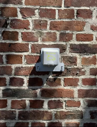 Pose d'une prise renforcée pour la recharge d'un véhicule électrique à Estrées Saint Denis par CONI ELEC, Saint-Just-en-Chaussée, CONI ELEC
