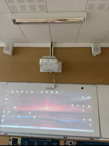 Pose d'un vidéoprojecteur dans une école du plateau Picard par CONI ELEC, Saint-Just-en-Chaussée, CONI ELEC