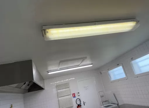 Remplacement d'ancien éclairage fluorescent par réglette LED dans la cuisine d'une salle des fêtes du Plateau Picard par CONI ELEC, Saint-Just-en-Chaussée, CONI ELEC