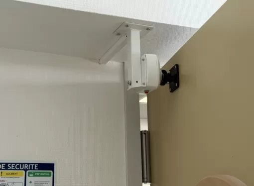 Pose de ventouses pour porte-coupe-feu dans une école par CONI ELEC, Saint-Just-en-Chaussée, CONI ELEC