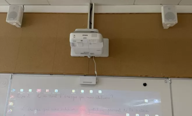 Pose d'un vidéoprojecteur dans une école du plateau Picard par CONI ELEC, Saint-Just-en-Chaussée, CONI ELEC
