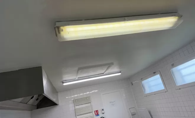 Remplacement d'ancien éclairage fluorescent par réglette LED dans la cuisine d'une salle des fêtes du Plateau Picard par CONI ELEC, Saint-Just-en-Chaussée, CONI ELEC