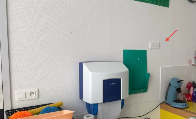 Pose de prises électriques encastrées dans une école de Clermont-de-l’Oise par CONI ELEC, Saint-Just-en-Chaussée, CONI ELEC